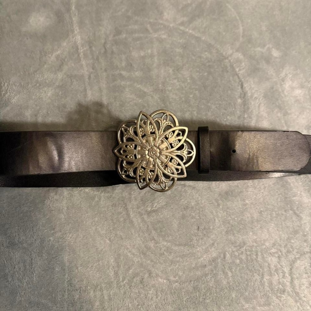 Black and silver belt with flower buckle - Picture 4 of 4
